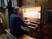 Rainer Timmermann der Brackweder Orgel im April 2020